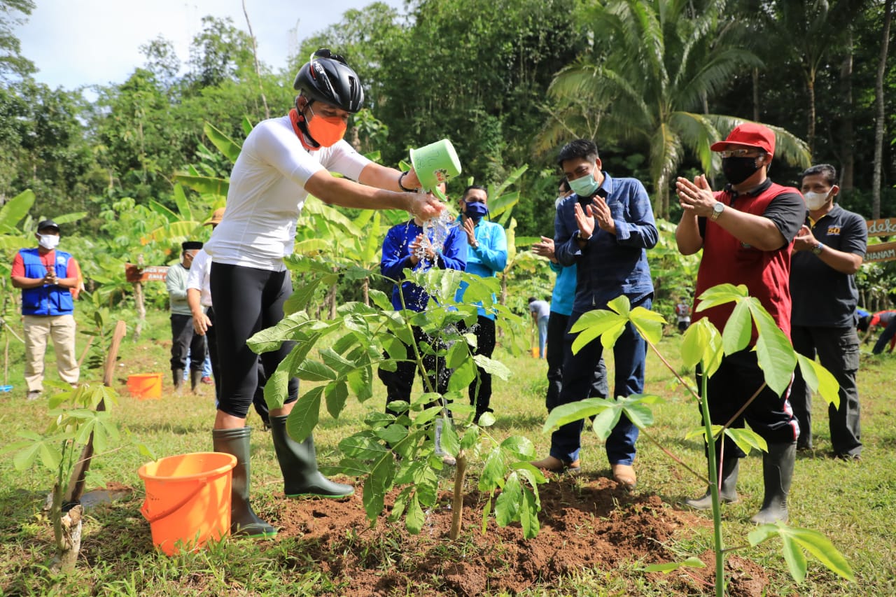 Gubernur Jawa Tengah Ganjar Pranowo melakukan penanaman pohon sebagai upaya melindungi mata air di Desa Margoyoso, Kecamatan Salaman, Magelang, Minggu 17 Januari 2021. (Foto: Pemprov Jateng)