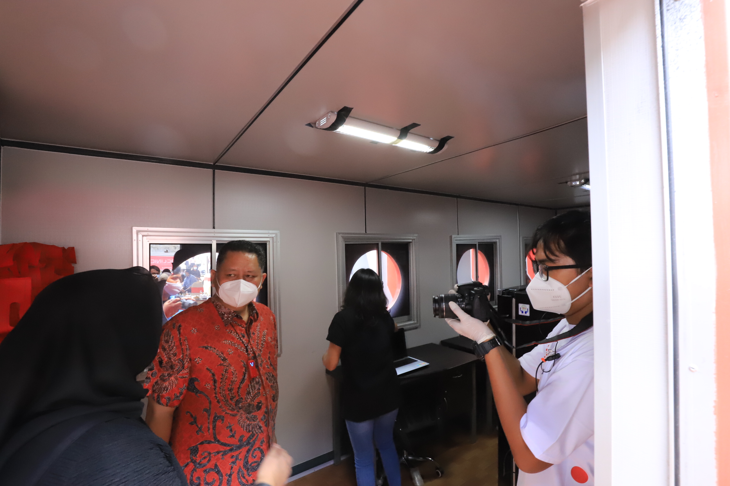 Plt Walikota Surabaya, Whisnu Sakti Buana ketika melihat layanan swab test drive thru NeoClinik. (Foto: Istimewa)