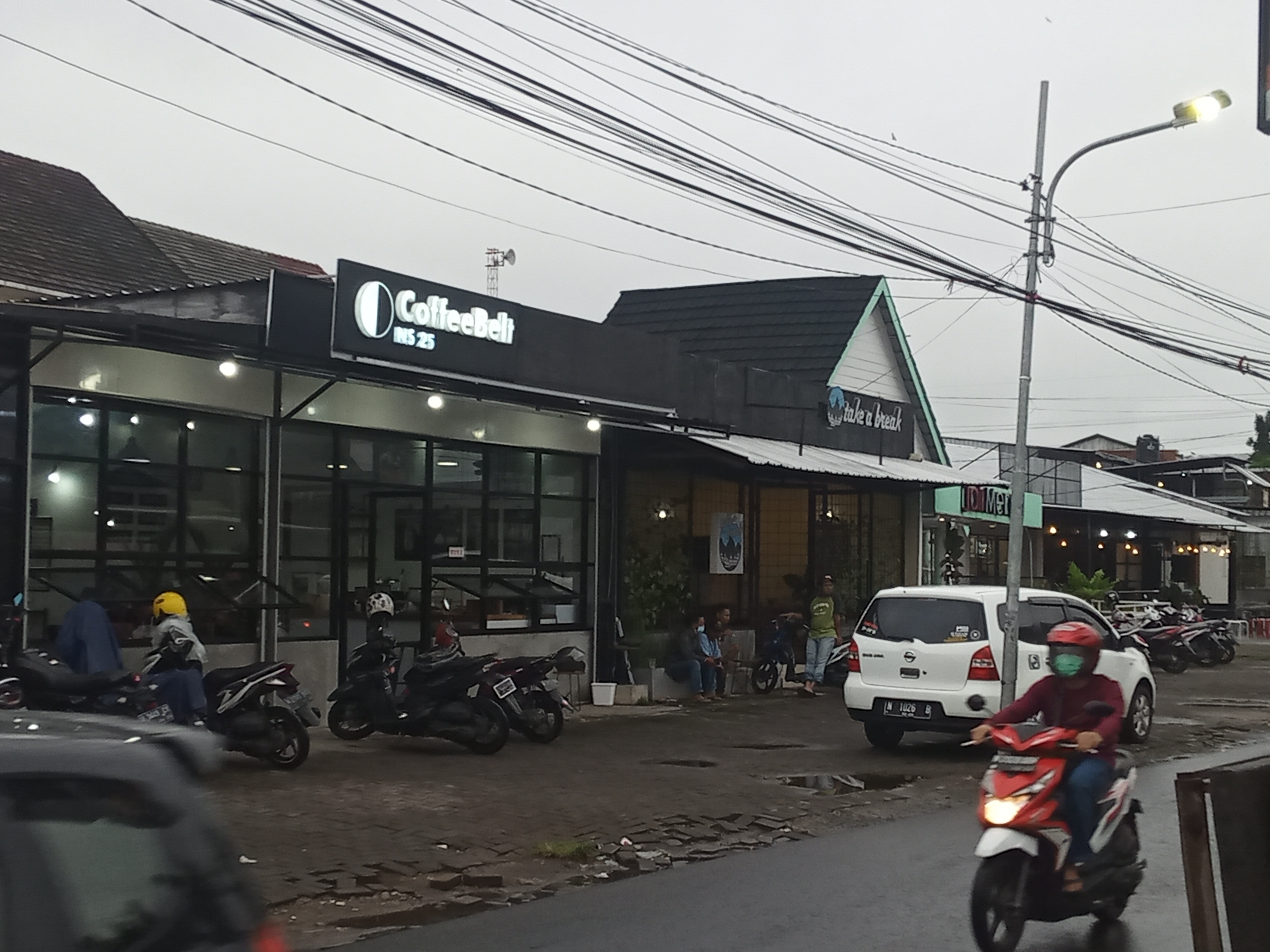 Deretan coffe di kawasan Sudimoro, Jalan Terusan Soekarno-Hatta, Kota Malang (Foto: Lalu Theo/ngopibareng.id)