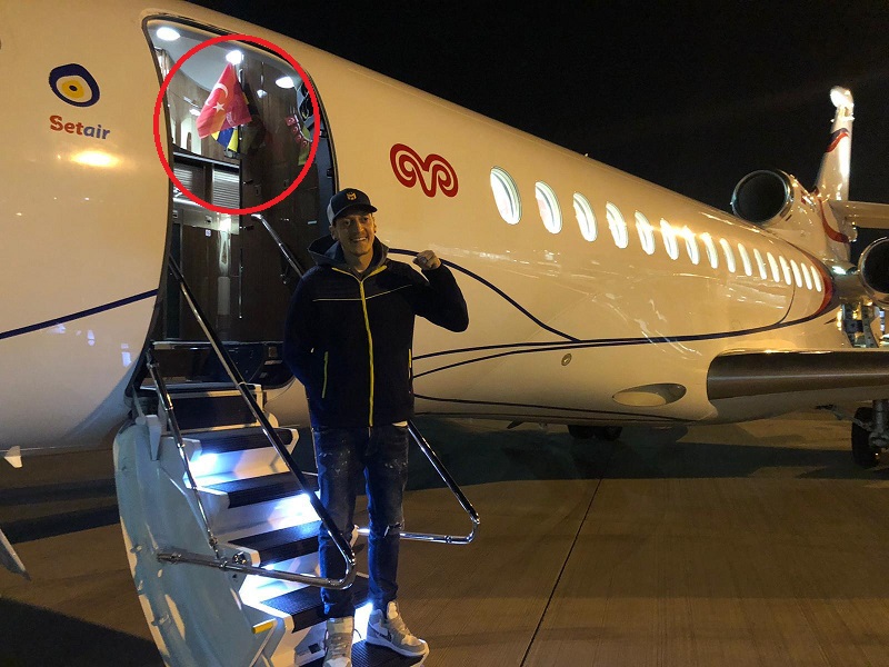 Mesut Ozil tiba di Turki dengan pesawat jet pribadi yang memperlihatkan bendera negara Turki dan klub Fenerbahce, tim raksasa di Istambul, Turki, Minggu 18 Januari 2021. (Foto: Twitter)