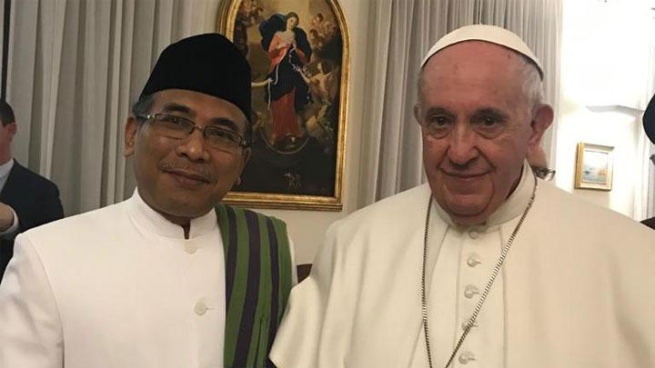 Sri Paus Fransiskus saat bersama Katib Aam Pengurus Besar Nahdlatul Ulama (PBNU) KH Yahya Cholil Staquf di Vatikan. (Foto: dok/Ngopibareng.id)