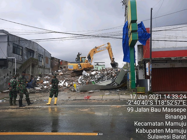Sejumlah bangunan roboh akibat gempa yang mengguncang Mamuju, Sulawesi Barat. (Foto: Dok. BNPB)