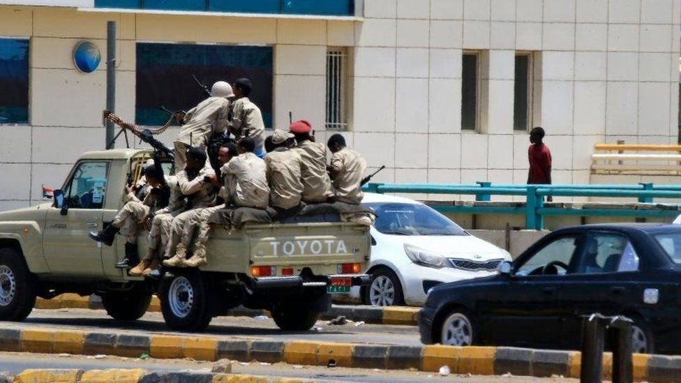 Pasukan aparat negara Sudan melakukan patroli rutin. (Foto: bbc)