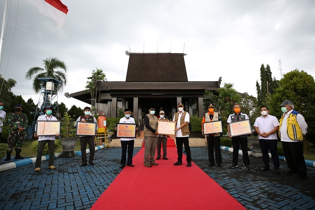 Kepala BNPB Doni Monardo menyerahkan secara simbolis bantuan untuk korban banjir kepada Gubernur Kalimantan Selatan (Kalsel) Sahbirin Noor, Minggu 17 Januari 2021. (Foto: Twitter @BNPB_Indonesia)