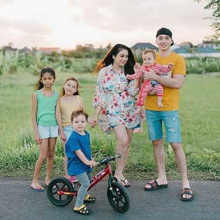 Pasangan Celine Evangelista-Stefan William bersama anak-anaknya. (Foto: Instagram)