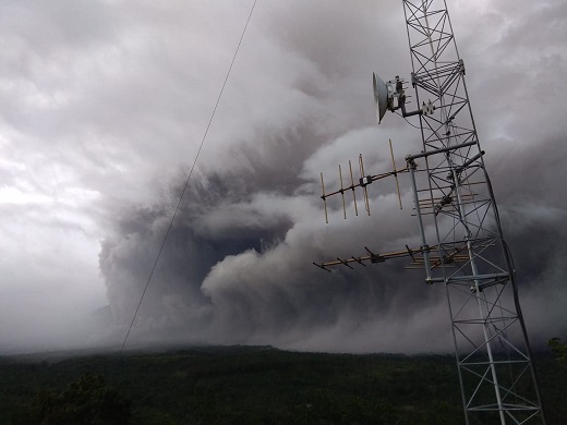 Hujan abu vulkanik dampak dari erupsi Gunung Semeru. (Foto: Twitter @BNPB_Indonesia)