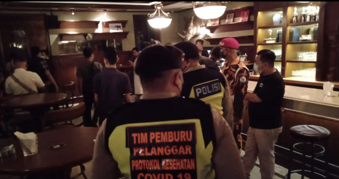 Tim pemburu protokol kesehatan, saat merazia restoran di Jalan Raya Kertajaya, Surabaya. (Foto: Istimewa)