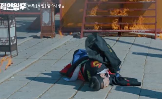 Adegan Kim Jung Hyun terkena ledakan dari bubuk mesiu di adegan drama Korea Selatan (drakor) Mr. Queen episode Minggu, 17 Januari 2021. (Foto: tvN)