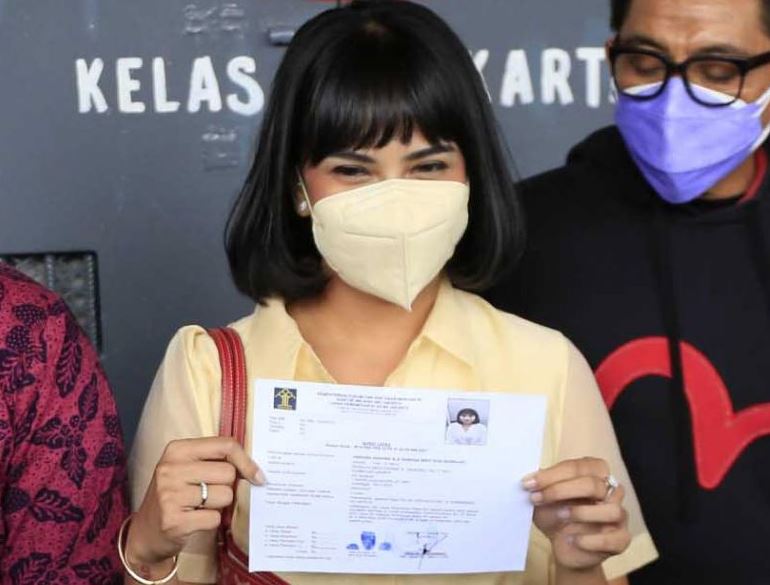 Vanessa Angel memperlihatkan surat bebas murni yang diambilnya di Lapas Pondok Bambu, Jakarta Timur, Senin 18 Januari 2021. (Foto: Istimewa)