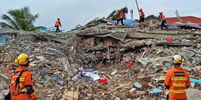Tim Basarnas terus mencari korban yang tertimbun reruntuhan gedung akibat gempa di Mamuju. (Foto: Dok BNPB)