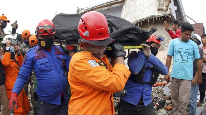 Tim Basarnas mengevakuasi korban meninggal tertimpa reruntuhan bangunan akibat gempa di Sultra. (Foto: Ant)