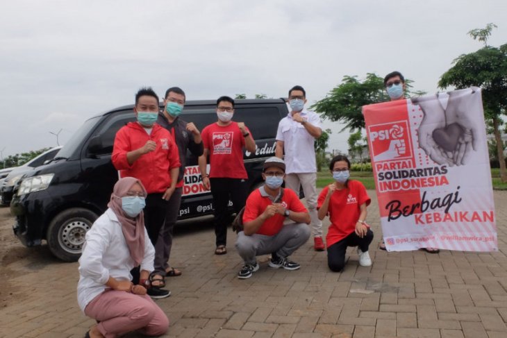 PSI Surabaya seusai membagikan masker hingga nasi bungkus kepada warga Surabaya. (Foto: Istimewa)