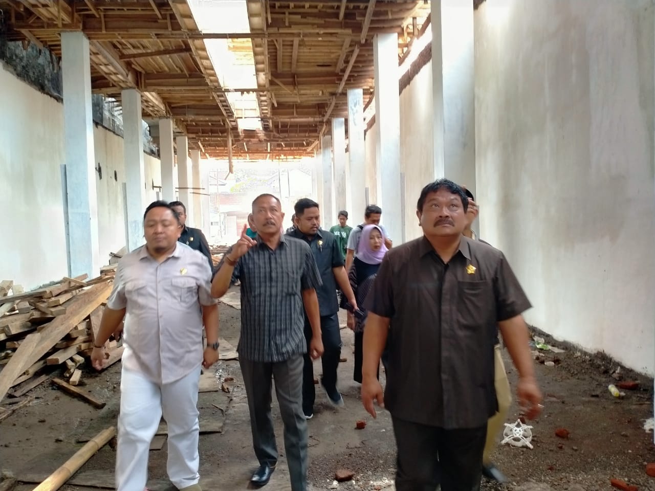 Komisi III DPRD Kota Probolinggo saat meninjau proyek Pasar Baru, beberapa waktu lalu. (Foto: Ikhsan Mahmudi/ngopibareng.id)
