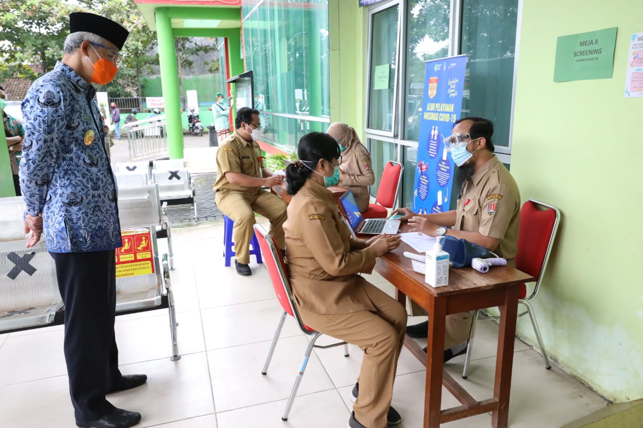Ganjar Pranowo sedang mengecek kesiapan puskesmas-puskesmas dalam menjalankan program vaksinasi. (Foto: Dok Prov Jateng)