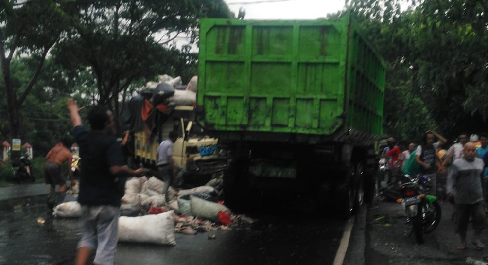 Dua truk yang terlibat kecelakaan di jalur pantura Probolinggo-Pasuruan. (Foto: Ikhsan Mahmudi/Ngopibareng.id)