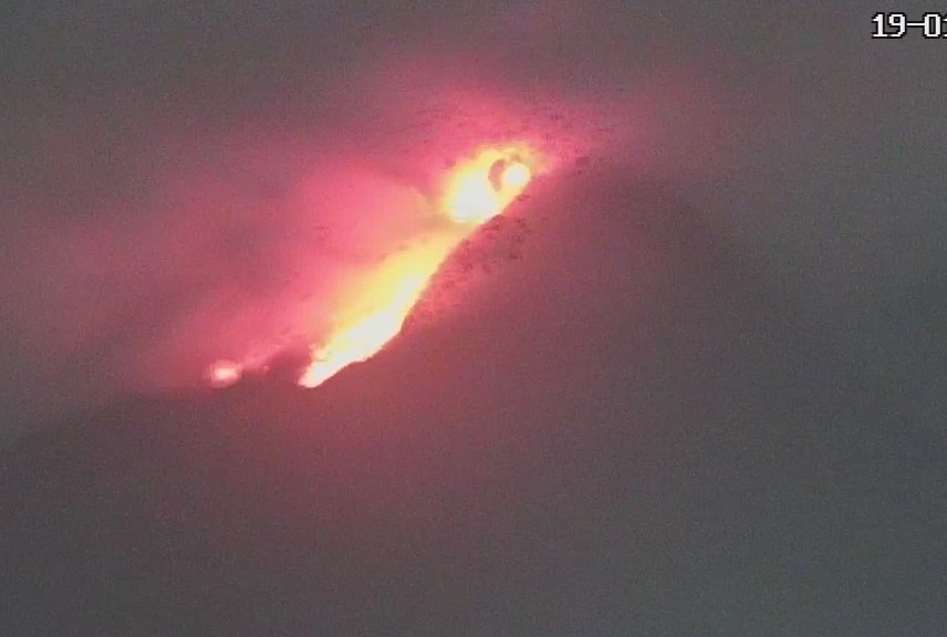 Gunung Merapi keluarkan lava pijar pada Selasa, 19 Januari 2021. (Foto: PVMBG)