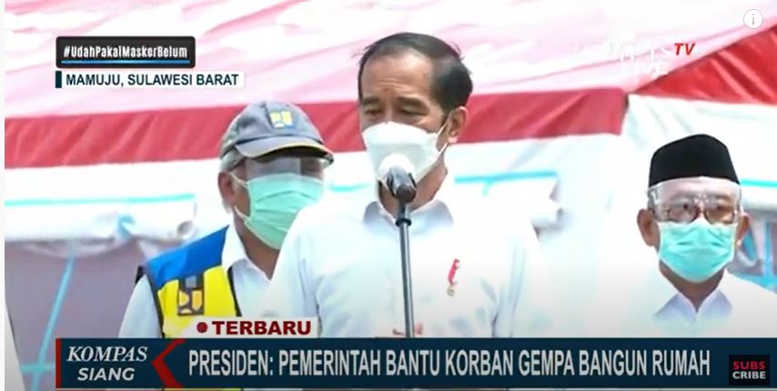 Presiden Joko Widodo saat memberikan keterangan singkat usai mengunjungi pengungsi gempa Mamuju di Stadion Manakarra, Selasa, 19 Januari 2020. (Foto: Tangkapan Layar YouTube)