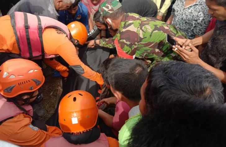 Tim gabungan BPBD, Basarnas, Polri dan TNI saat mengevakuasi jenazah yang diterkam buaya Rusdi (40) di Sungai Batang Sikabau. Korban ditemukan mengapung meninggal dunia, Selasa 19 Januari 2021 (Foto: Antara)
