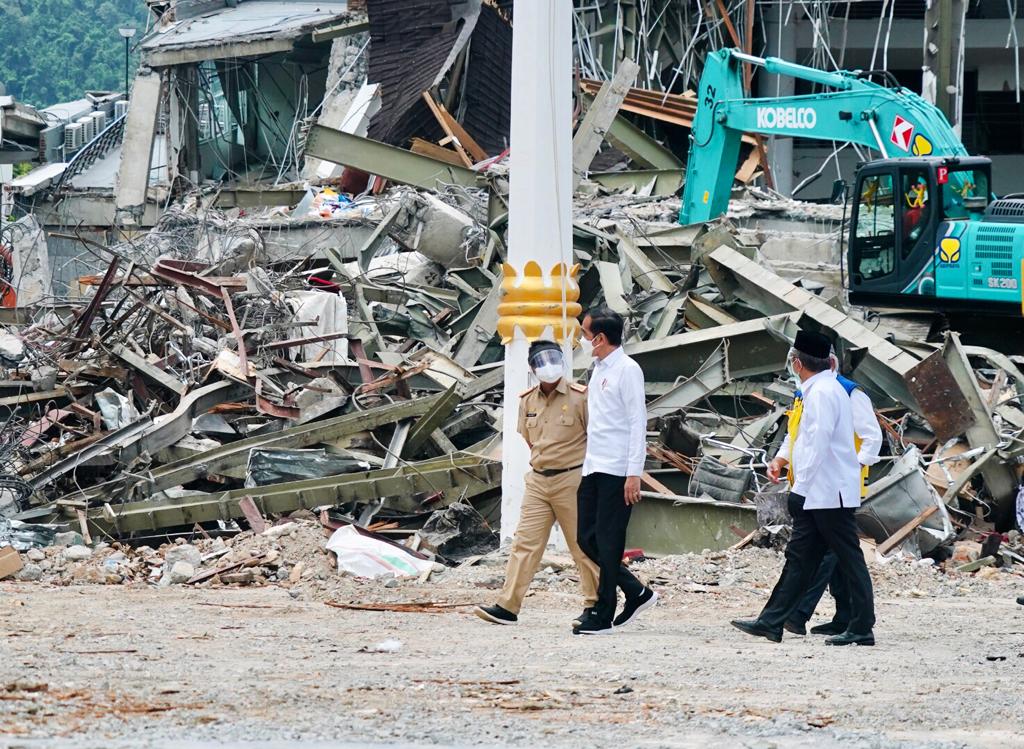 Presiden Jokowi meninjau kantor Gubernur Sulbar yang hancur akibat gempa pada Jumat, 15 Januari 2021. (Foto: Setpres)