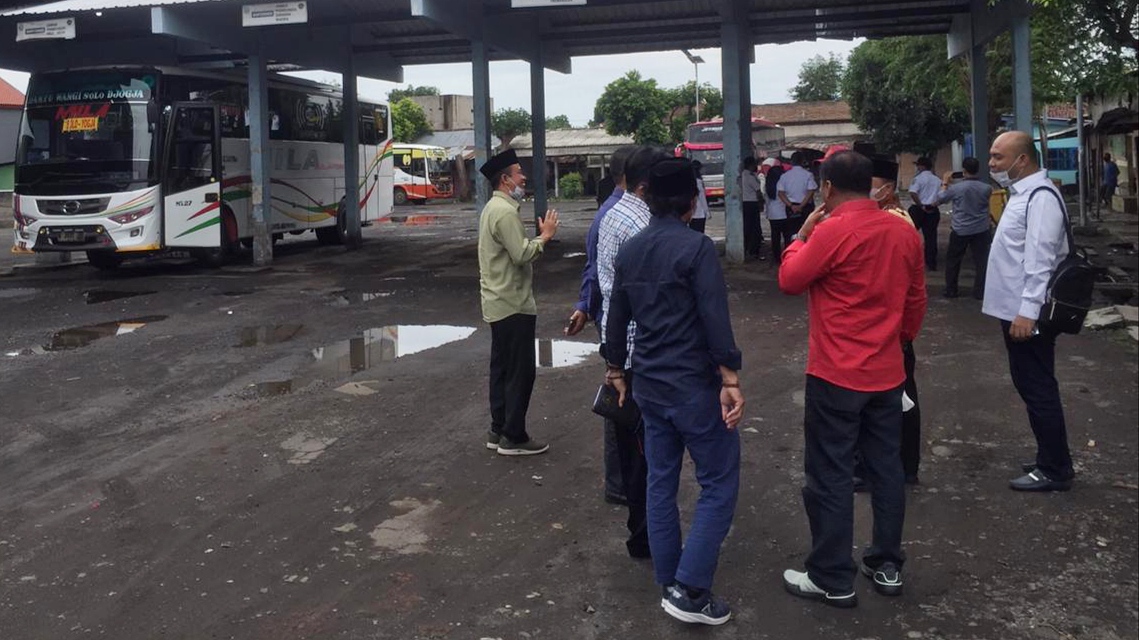 Anggota DPRD Jawa Timur melakukan sidak di Terminal Brawijaya Banyuwangi, Selasa pagi (foto:istimewa)