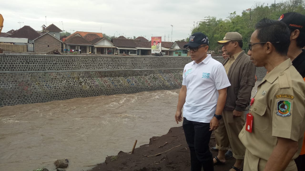 Plt. Kepala Dinas Pengairan Banyuwangi, Guntur Priambodo (kiri) mendampingi Bupati Banyuwangi Abdullah Azwar Anas, mengecek aliran sungai di Banyuwangi, Jawa Timur. (Foto: Istimewa)