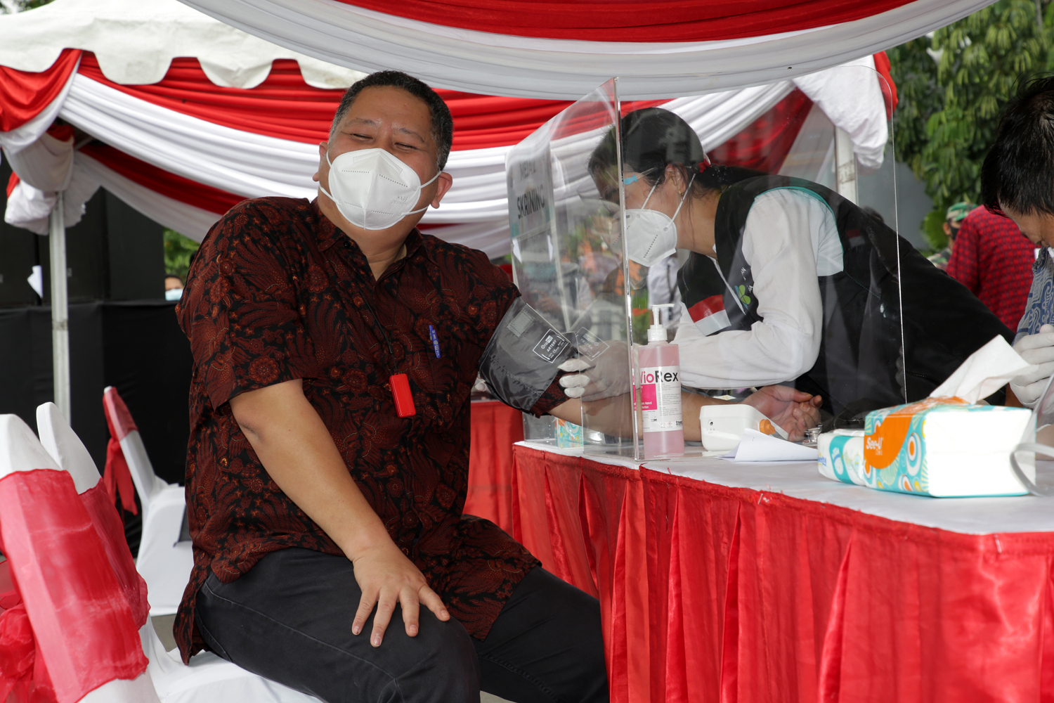 Plt Walikota Surabaya, Whisnu Sakti Buana melakukan vaksin di Balai Kota Surabaya, Jumat 15 Januari 2021. (Foto: Istimewa)