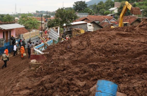 Operasi SAR Gabungan di lokasi tanah longsor di Sumedang resmi dihentikan. Seluruh korban sebanyak 40 orang, telah ditemukan dalam keadaan meninggal. (Foto:BNPB)