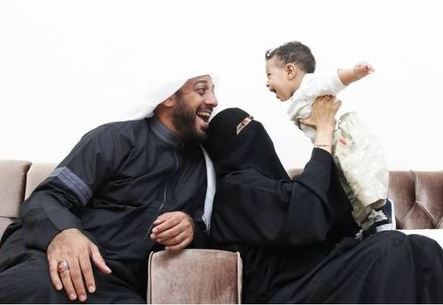 Syekh Ali Jaber bersama istrinya, Umi Nadia dan anak. (Foto: Istimewa)