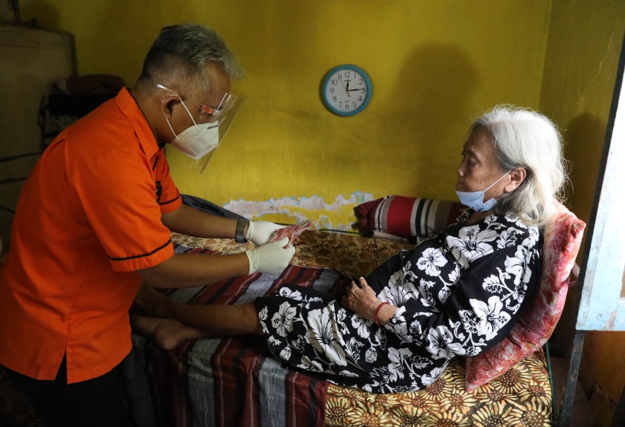Petugas PT Pos membagikan langsung BST kepada lansia di wilayah Jawa Tengah. (Istimewa)