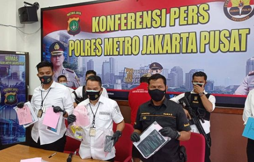 Polres Jakarta Pusat merilis tersangka pasien gay mesum dengan nakes di Rumah Sakit Darurat (RSD) Wisma Atlet Kemayoran, Jakarta. (Foto: Dok. Polres Japus)