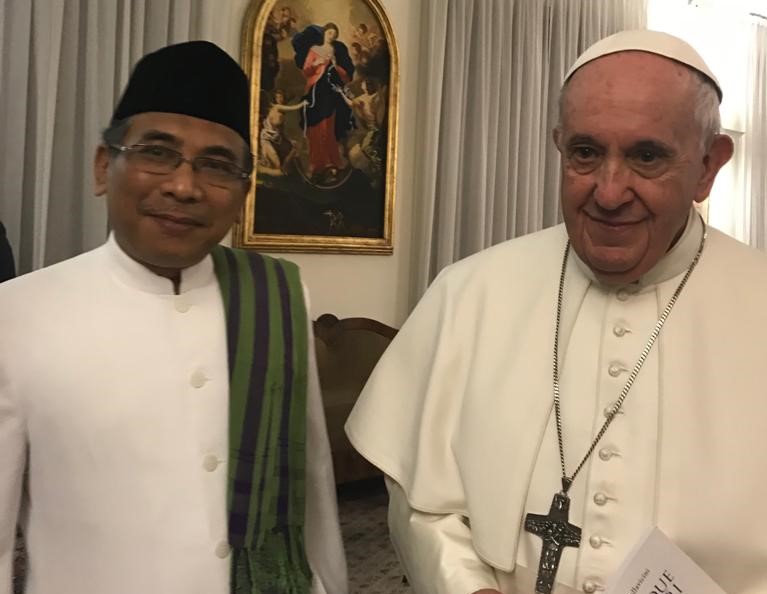 Katib Aam Pengurus Besar Nahdlatul Ulama (PB NU), KH Yahya Cholil Staquf bersama Puas Fransiskus. (Foto: Dok PBNU)