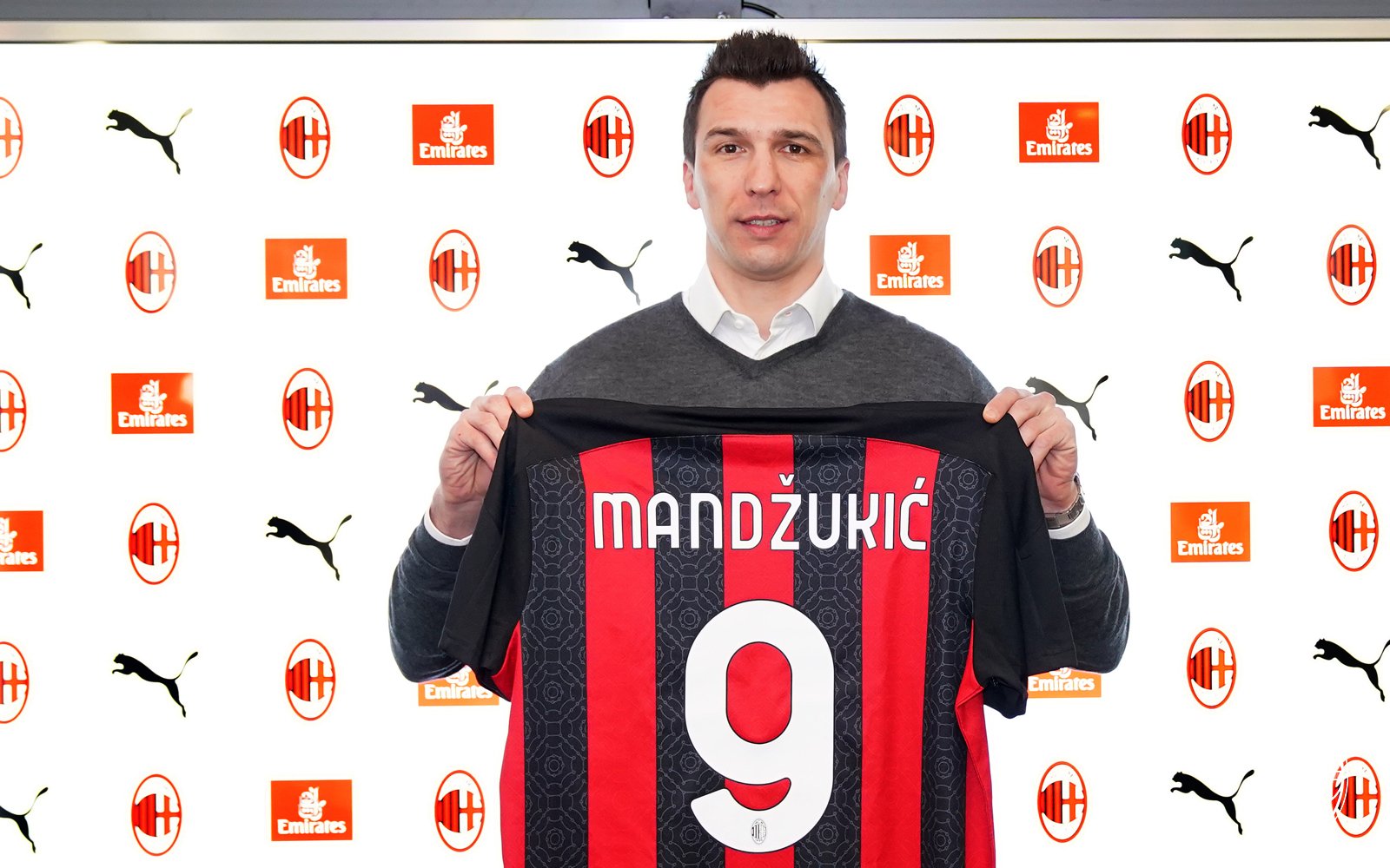 Mario Mandzukic menunjukkan jersey yang akan ia kenakan. (Foto: Twitter/@acmilan)