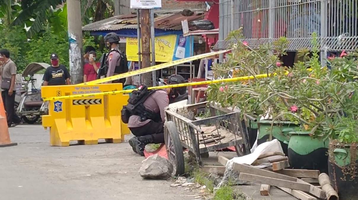 Aparat penjinak bom dari tim Gegana Brimob Polda Jatim melakukan evakuasi bom yang ditemukan di Pakis Gang II, Surabaya, Rabu 20 Januari 2021. (Foto: Fariz Yarbo/Ngopibareng,id)