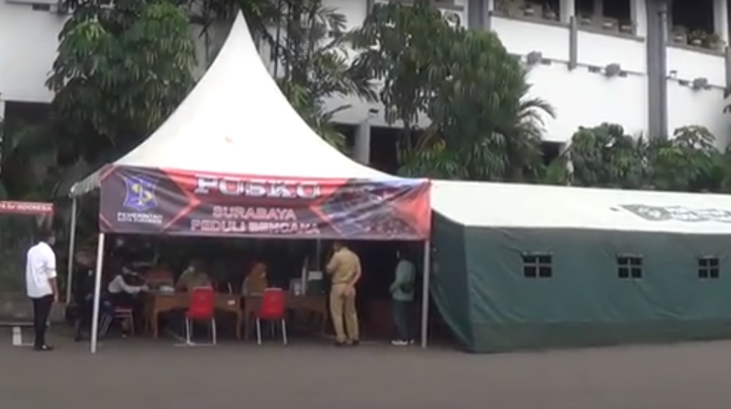 Posko Bantuan Pemkot Surabaya di Balai Kota Surabaya. (foto: Fariz Yarbo/Ngopibareng.id)