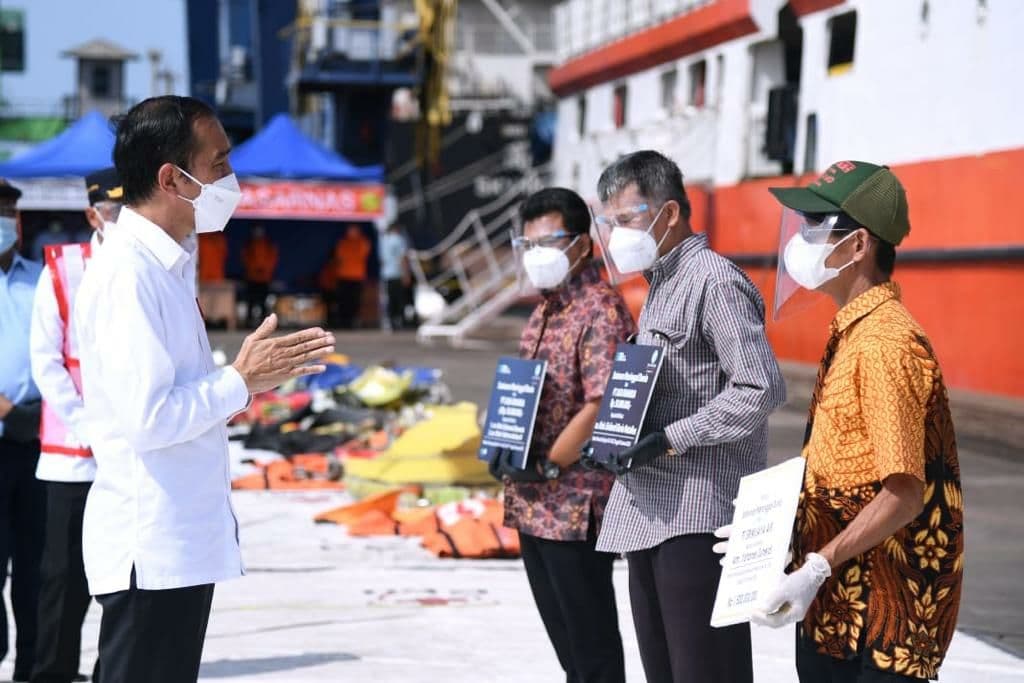 Presiden Joko Widodo saat berbincang dengan tiga orang perwakilan keluarga korban penumpang Sriwijaya Air SJ182, di Dermaga IJCT Tanjung Priok. (Foto: Setpres).