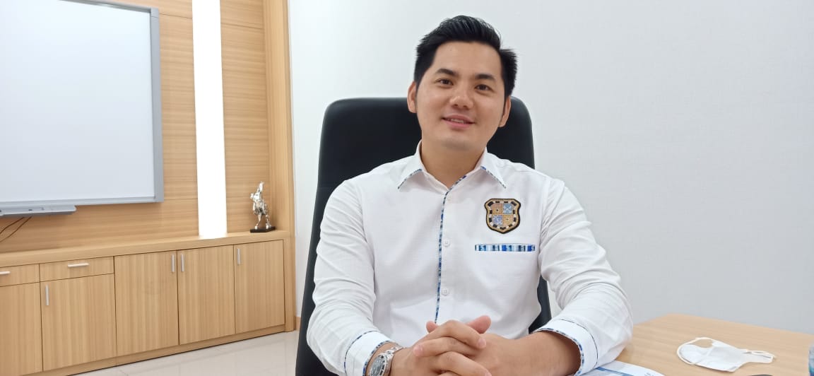 Pimpinan Cabang Best Profit Future (BPF) Malang Andri Phung saat ditemui di kantornya di Jalan Letjend S Parman, Kota Malang (Foto: Lalu Theo/ngopibareng.id)
