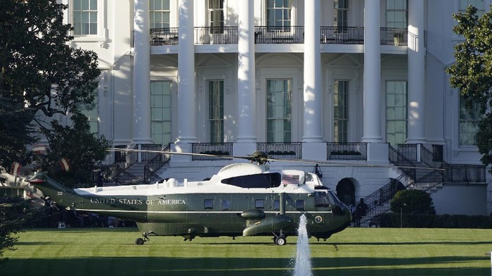 Donald Trump meninggalkan Gedung Putih meski berstatus Presiden Amerika Serikat. Ia menumpang helikopter kepresidenan AS, Marine One, Rabu 20 Januari 2021. (Foto: Istimewa)
