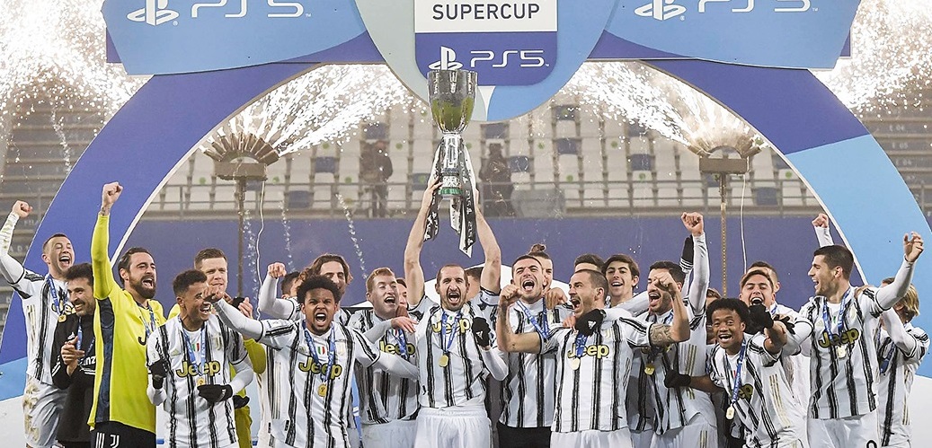 Para pemain Juventus melakukan selebrasi juara Piala Super Italia. (Foto: Twitter/@juventusfc)