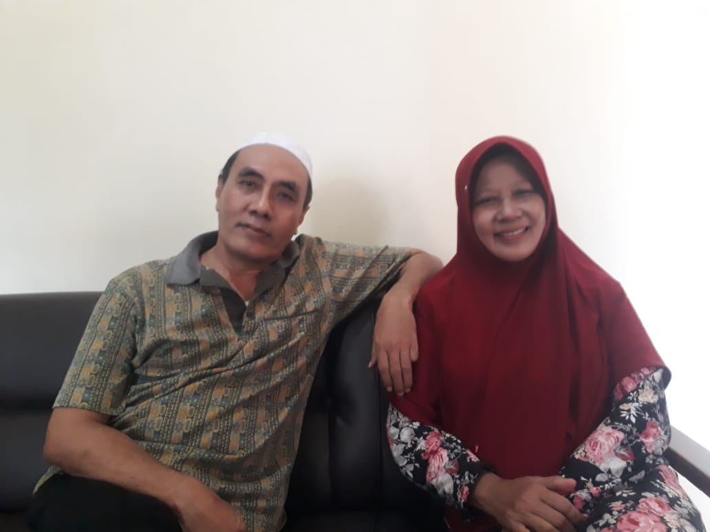 Pasangan politisi Rahmat Khudlori dan istrinya Qonitah Rahmat. (Foto: Choirul Anam/Ngopibareng.id)