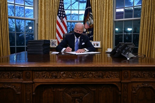 Presiden Amerika Serikat Joe Biden di ruang kerja presiden, Oval Office, Gedung Putih. (Foto: Istimewa)