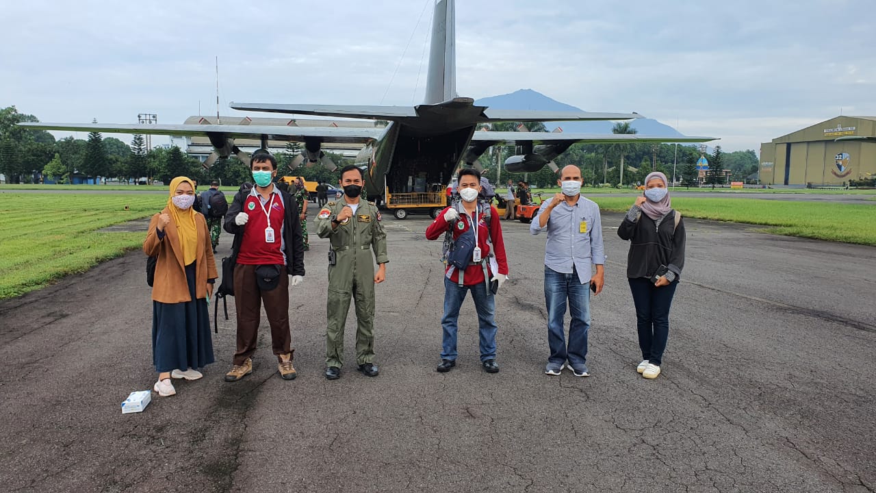 Tim Emergensi Medis dari Universitas Brawijaya dan Rumah Sakit Saiful Anwar saat akan berangkat menuju Mamuju, Sulawesi Barat di Lanud Abdulrahman Saleh, Malang (Foto: istimewa)