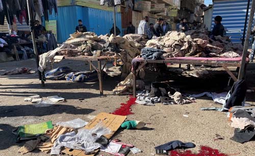 Dagangan para pedagang hancur berantakan akibat ledakan bom bunuh diri di Pasar Baghdad, Kamis kemarin. Sebanyak 32 orang tewas dan lebih dari 100 lainnya luka-lkua akibat bom bunuh diri kemarin. [Foto: Reuters/Alaa Al-Marjani)