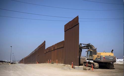 Sehari setelah dilantik, Presiden AS Joe Biden tandatangani 17 perintah eksekutif  yang mencabut aturan yang dibuat Donald Trum, salah satunya mengehntikan pembangunan tembok pembatas AS dengan Meksiko. (foto:Reuters)