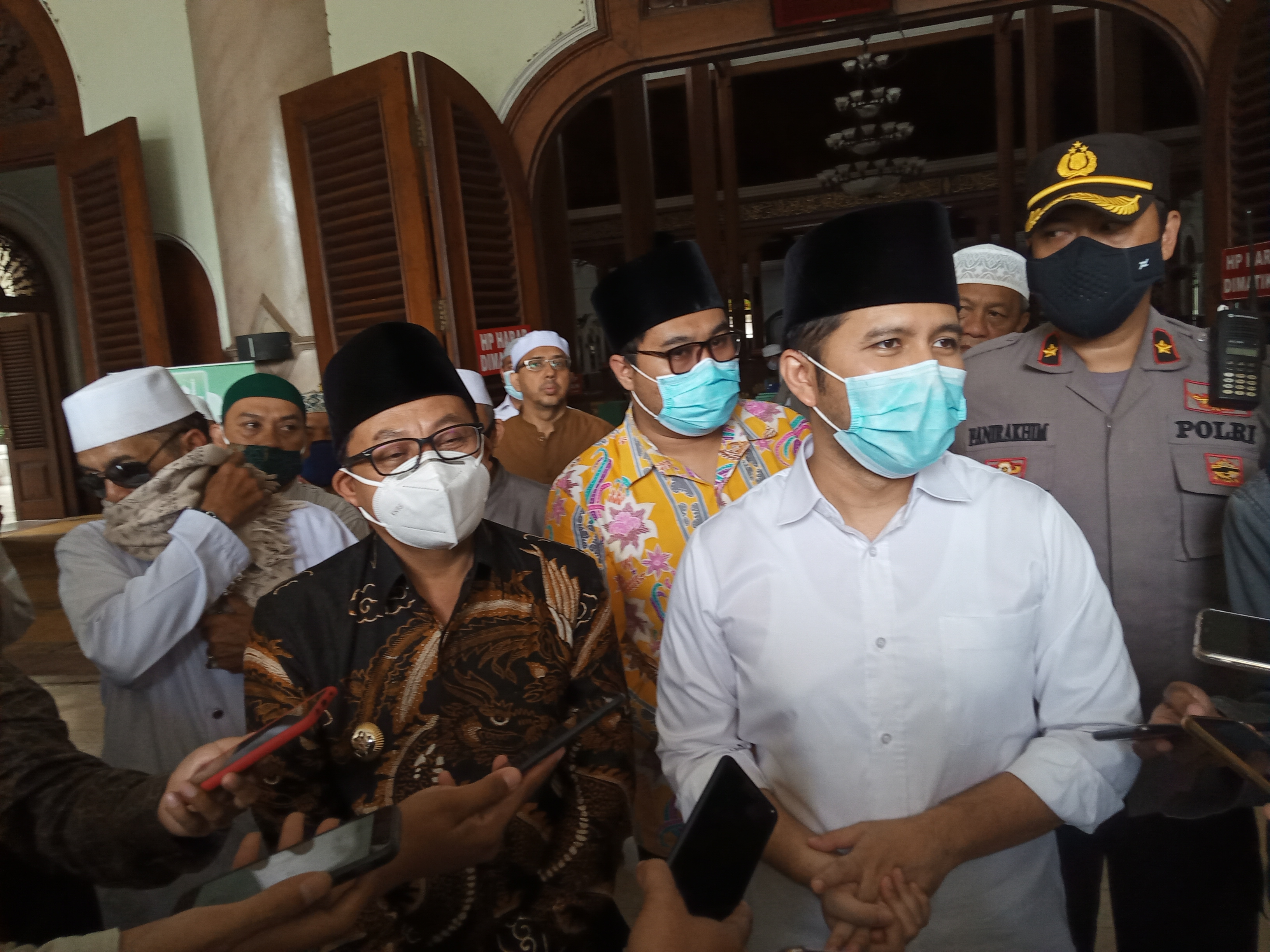 Walikota Malang, Sutiaji (kiri) dan Wakil Gubernur Jawa Timur, Emil Dardak (kanan) selepas shalat Jumat di Masjid Jami', Kota Malang (Foto: Lalu Theo/ngopibareng.id)