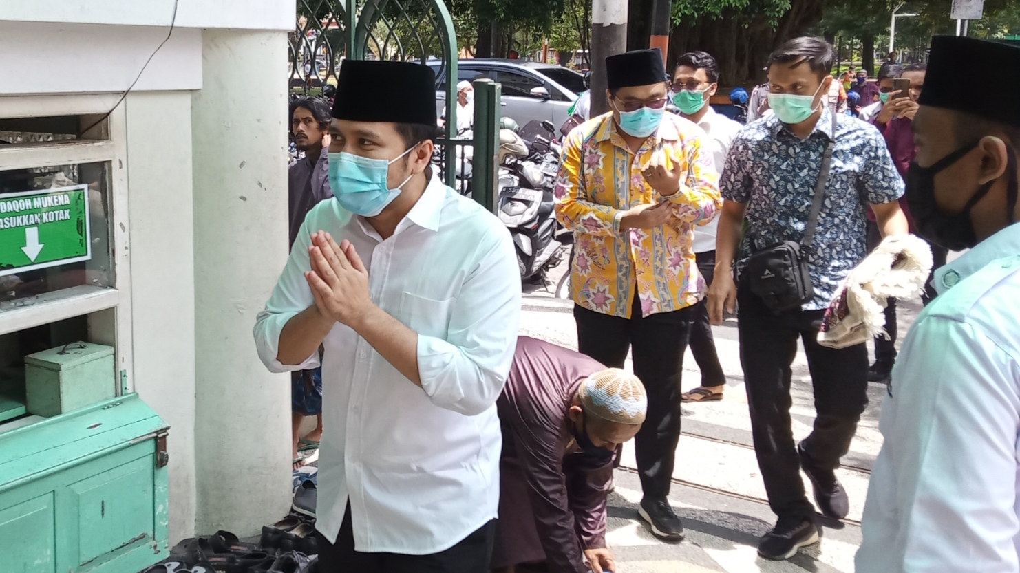 Wakil Gubernur Jawa Timur, Emil Dardak saat akan menunaikan shalat Jumat di Masjid Jami' Kota Malang (Foto: Lalu Theo/ngopibareng.id)