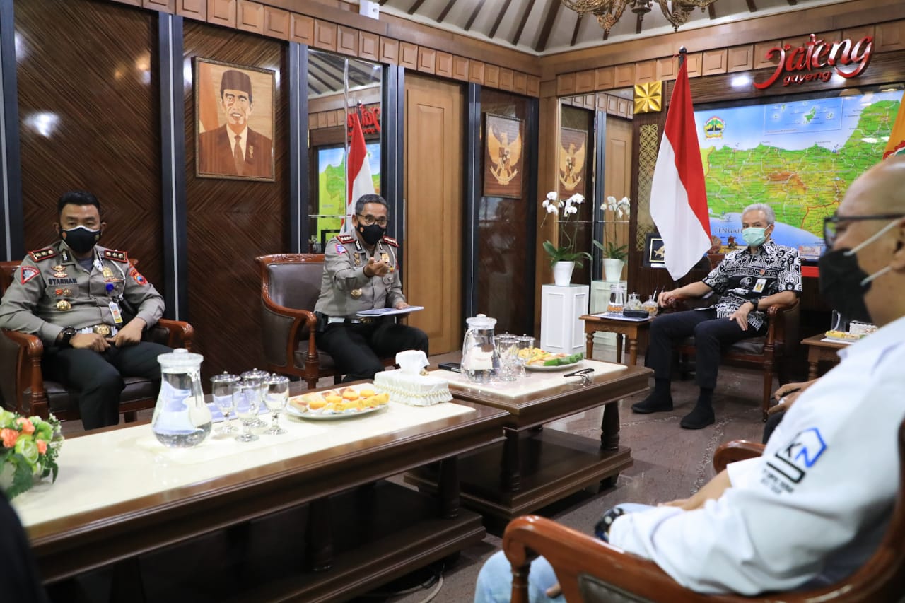 Ganjar menerima kunjungan Dirlantas Polda Jateng Kombes Rudy Syafirudin di kantornya, Jumat, 22 Januari 2021. (Foto: Dok Prov Jateng)