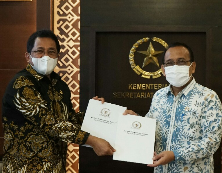 Menteri Sekretaris Negara, M. Pratikno menerima surat persetujuan DPR atas calon Kapolri dari Sekjen DPR Indra Iskandar untuk diteruskan kepada Presiden Joko Widodo. (Foto: Sesneg)
