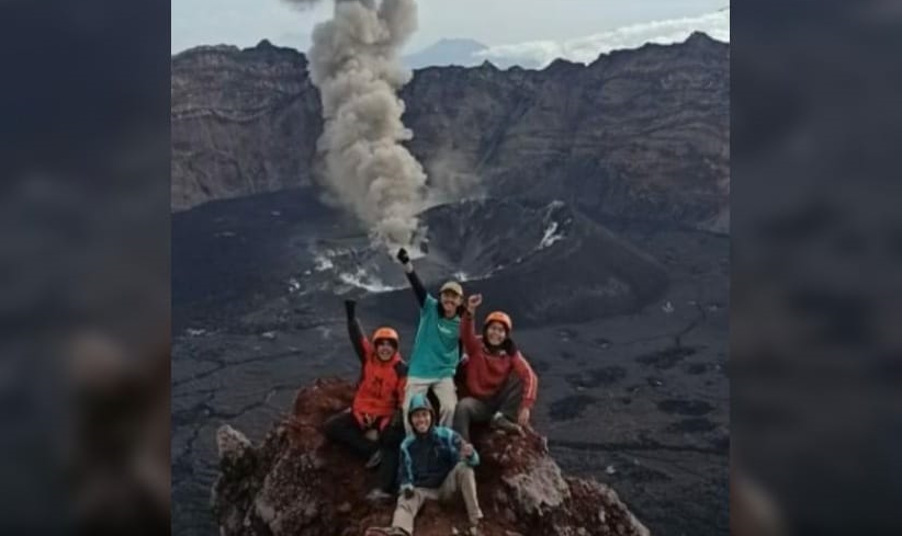 Para pendaki sempat berfoto dengan latar belakang erupsi Gunung Raung pada Kamis 21 januari 2021 lalu. (Foto: Istimewa)