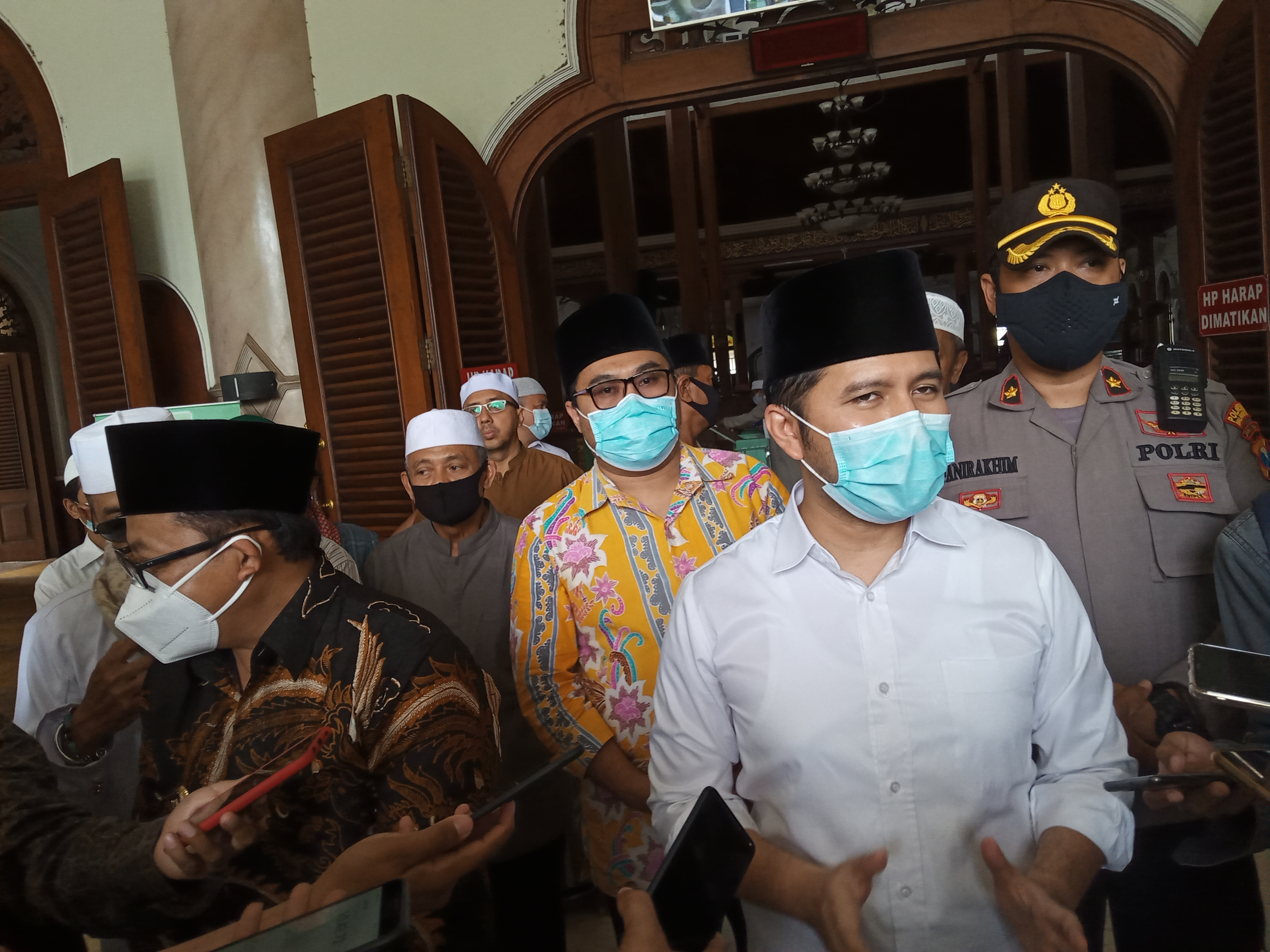 Wakil Gubernur Jawa Timur, Emil Dardak (kanan) didampingi oleh Walikota Malang, Sutiaji (kiri) selepas menunaikan shalat Jumat di Masjid Jami' Kota Malang (Foto: Lalu Theo/ngopibareng.id)