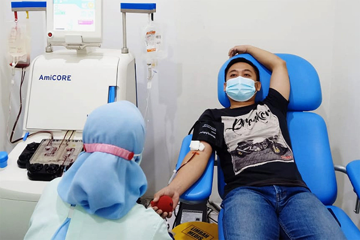 Seorang penyitas sukarela mendonorkan plasma konvalesen di PMI Kota Kediri. (Foto: Istimewa) 